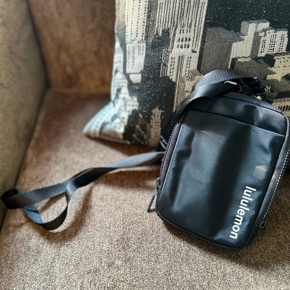 Lululemon Easy Access Bag in black vinyl (new)